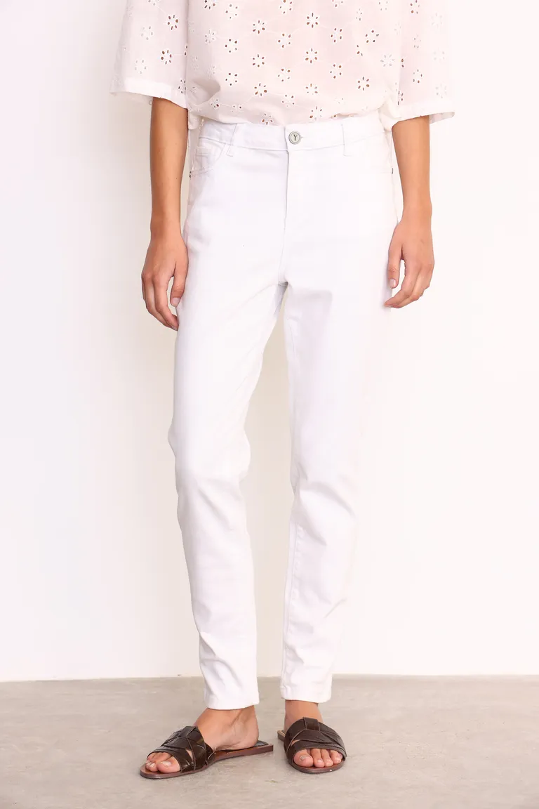 Jean skinny tiro alto de gabardina elastizada con lavado suavizado en color blanco de Yagmour en Pantalones para argentina