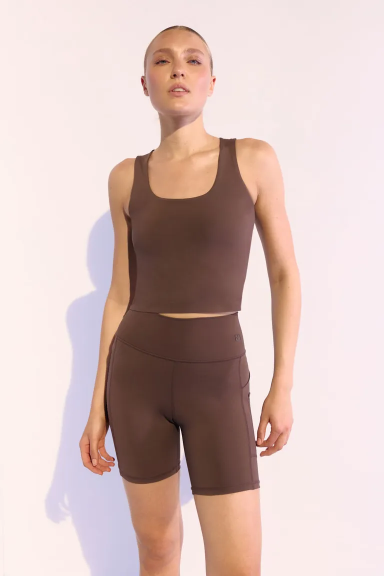 Remera sin mangas de escote cuadrado y breteles anchos, con corpiño interno para adaptarse a cualquier situación de Portsaid en Remeras para argentina