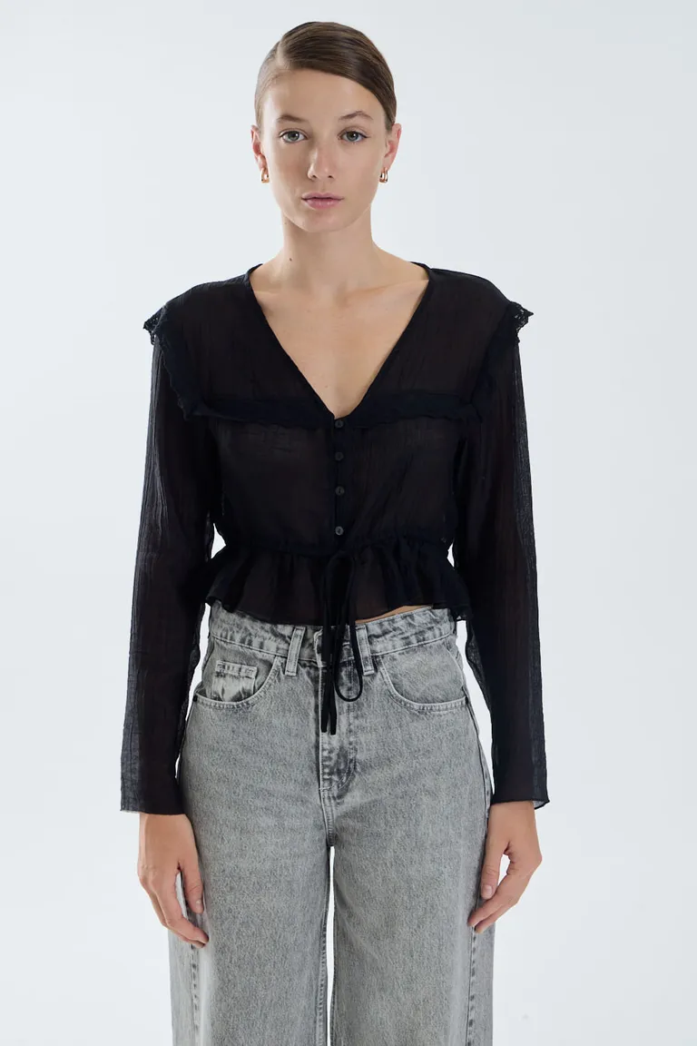 Camisa manga larga con escote en V, detalle de volados, ajuste en cintura y cierre con botones delanteros de Portsaid en Camisas para argentina