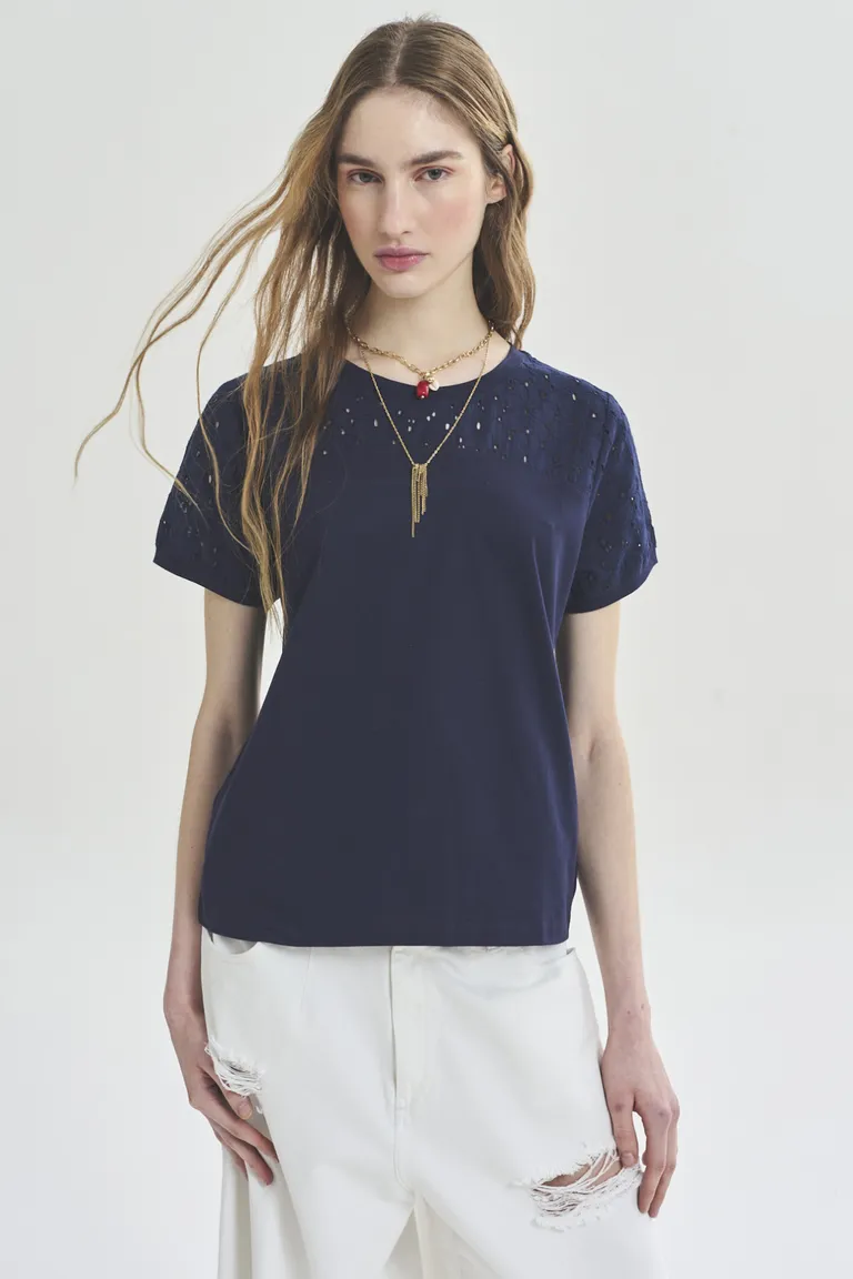 Remera azul marino de manga corta con cuello redondo para mujer de Akiabara en Remeras para argentina