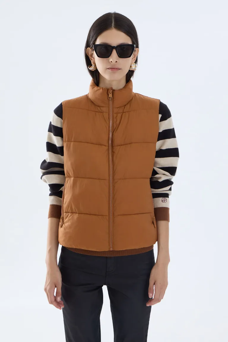 Chaleco acolchado con cuello alto cierre y bolsillos laterales de diseño moderno de Portsaid en Chalecos para argentina