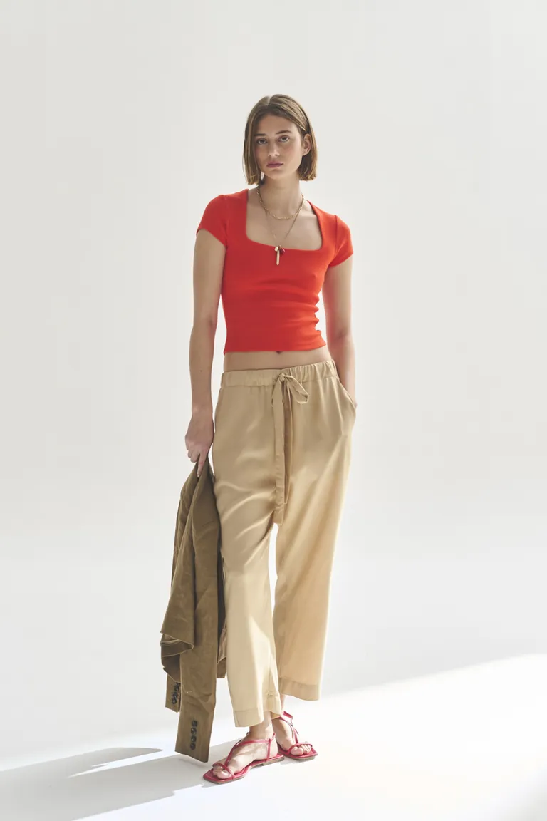 Remera roja con diseño cuadrado, estilo contemporáneo para mujeres de Akiabara en Remeras para argentina