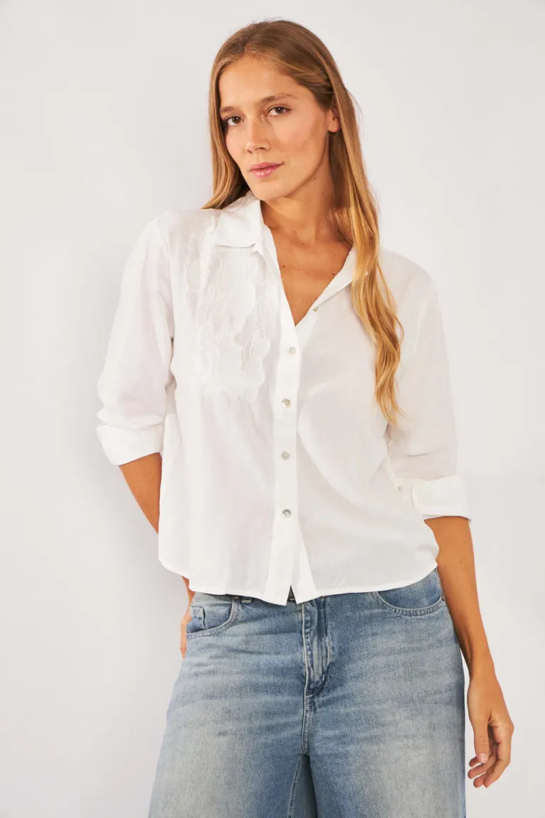 Camisa blanca con bordado en el costado, diseño amplio y versátil para la mujer de Belle en Camisas para argentina