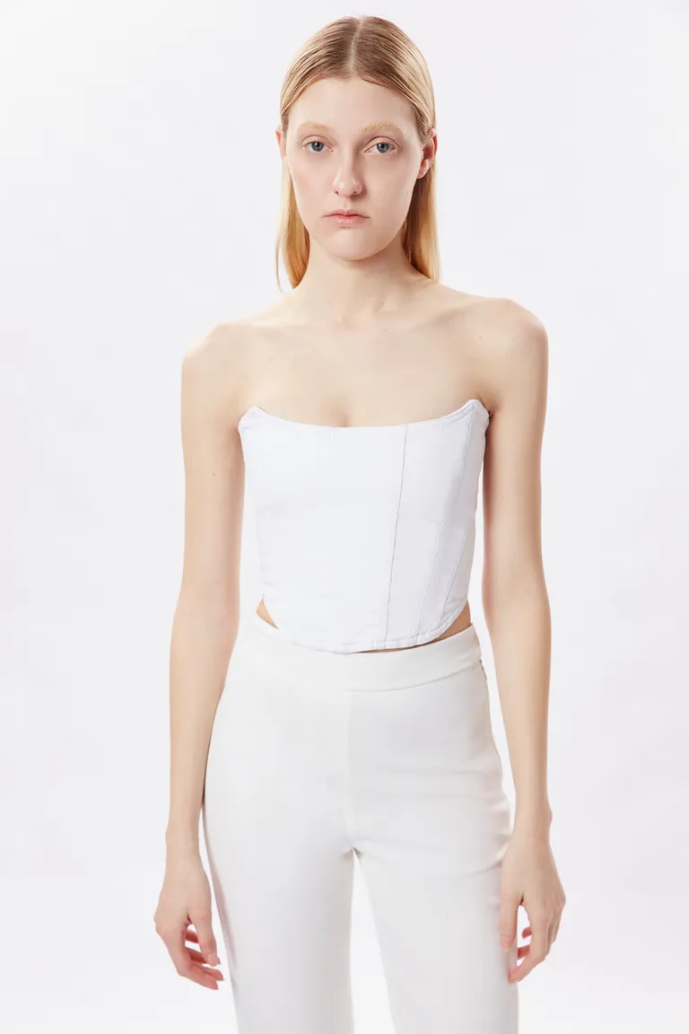 Top corsetero de denim blanco con diseño ceñido y cierre en la espalda de Naíma en Tops para argentina