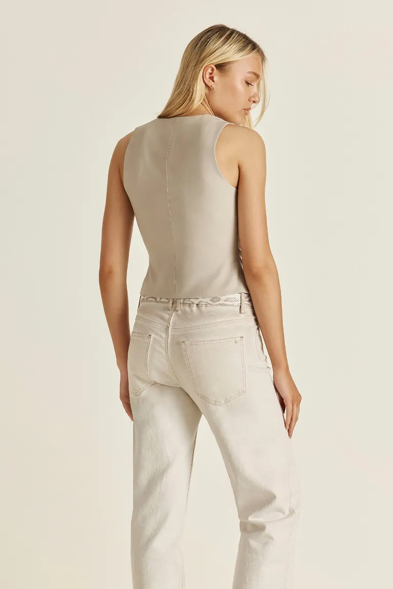 Chaleco femenino de diseño entallado y acabado suave para un look elegante y sofisticado de Tucci en Chalecos para argentina