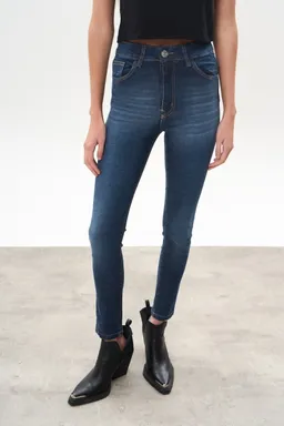 Jean denim chupín sadie de Magda en Pantalones para argentina