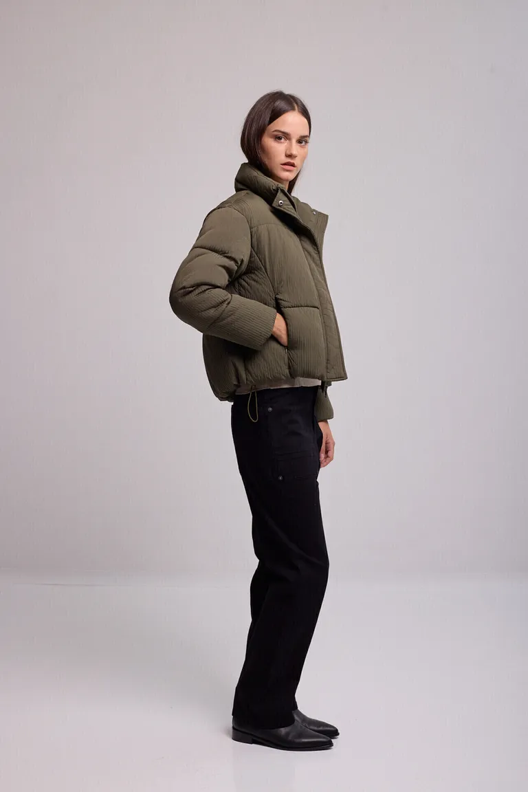 Campera acolchada corta con cuello alto y cierre frontal para mujer de Kill en Chaquetas para argentina