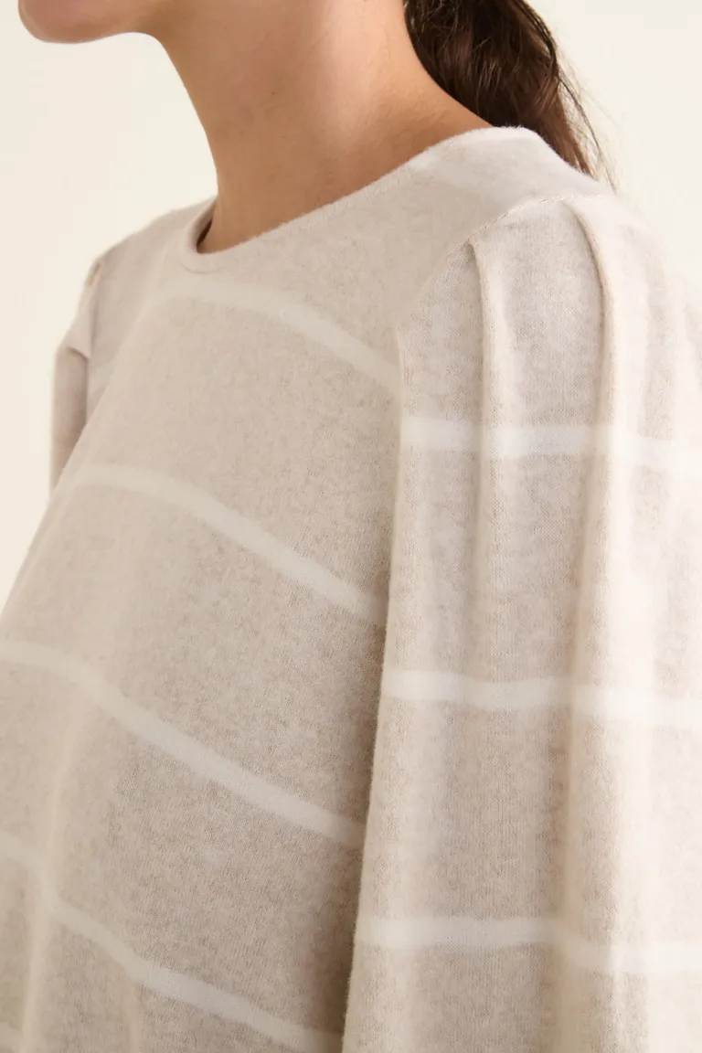 Sweater con mangas al codo amplias y escote redondo con detalle de tablas en la copa de Cuesta Blanca en Buzos y Sweaters para argentina