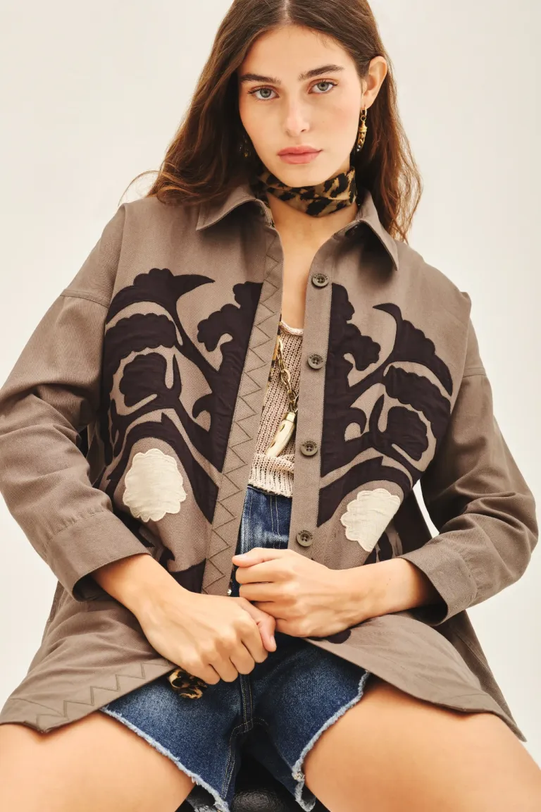 Chaqueta de manga larga con bordados en diseño suzani de Rapsodia en Chaquetas para argentina