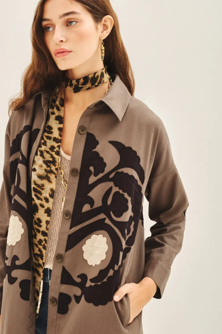 Chaqueta de manga larga con bordados en diseño suzani de Rapsodia en Chaquetas para argentina