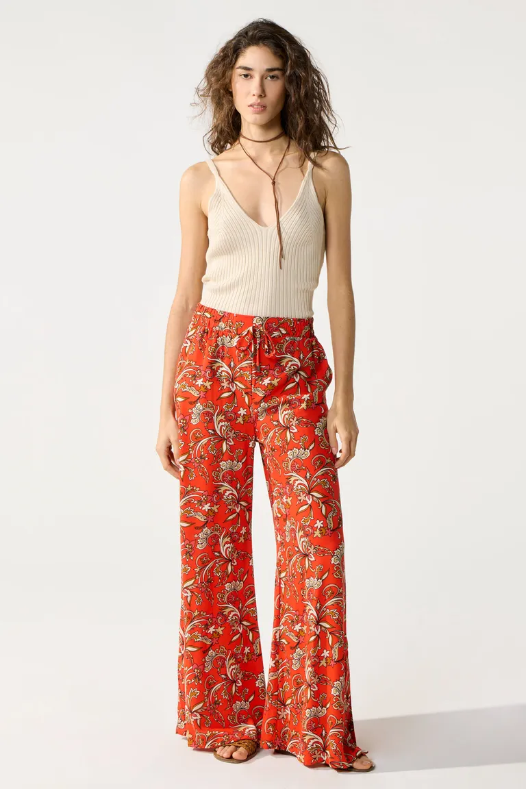 Pantalones Palazzo de Estampado Floral en Rojo - Pieza Versátil y Elegante de Cuesta Blanca en Pantalones para argentina