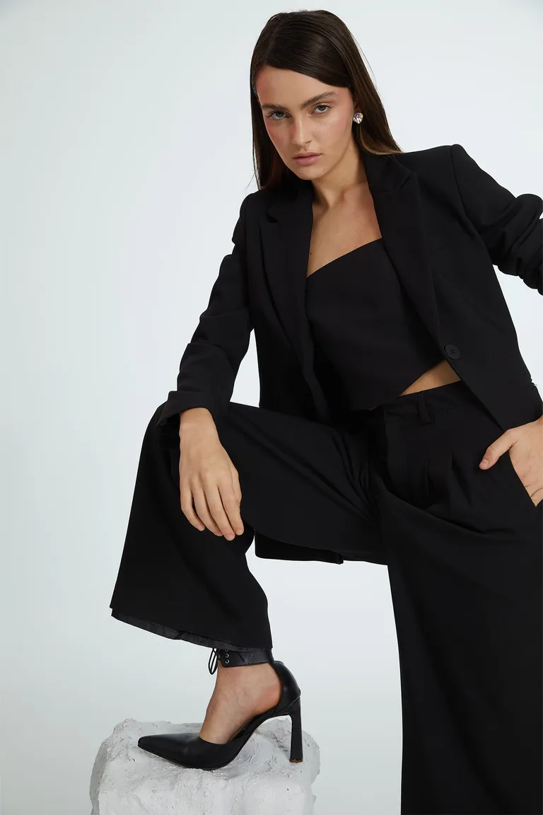 Pantalón negro con diseño sastrero y detalles elegantes de Naíma en Pantalones para argentina