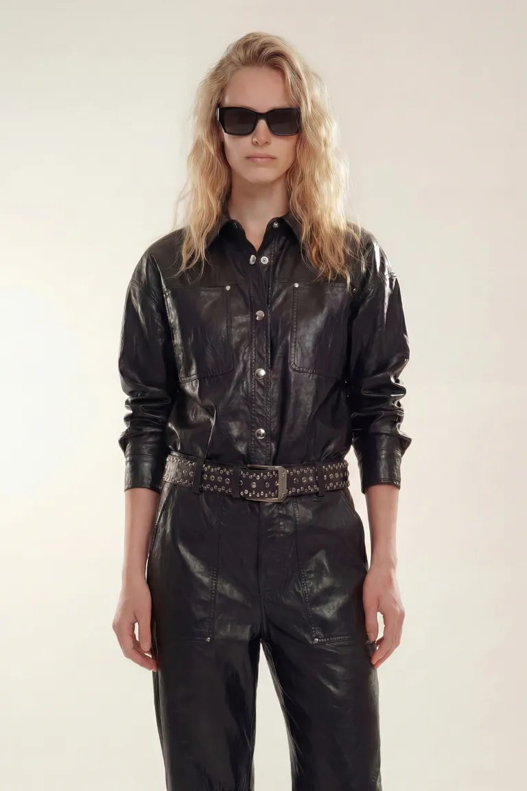 Camisa de mujer con botones a presión, cuello camisero y mangas largas de calce recto de Akiabara en Camisas para argentina