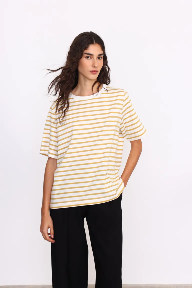 Remera manga corta con rayas horizontales estilo casual de Yagmour en Remeras para argentina