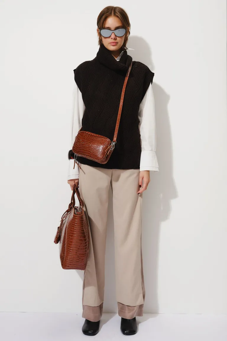 Chaleco tejido de mujer con cuello alto y diseño sin mangas para uso casual de Mishka en Chalecos para argentina