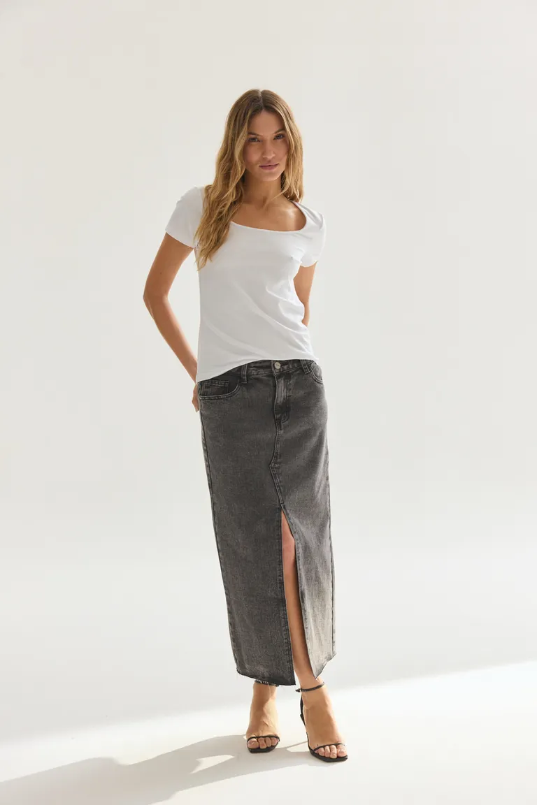 Falda gris midi de diseño minimalista y corte recto de Akiabara en Faldas para argentina