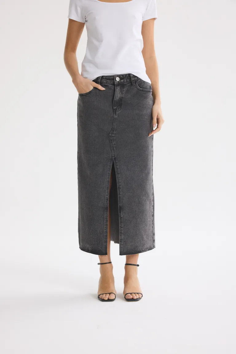 Falda gris midi de diseño minimalista y corte recto de Akiabara en Faldas para argentina