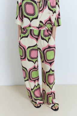 Pantalón estampado geométrico de Mango en Pantalones para argentina
