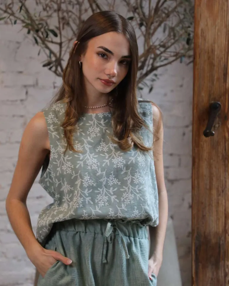 Blusa sin mangas con bordado floral en tonos verdes para mujer de Hesed en Blusas para argentina