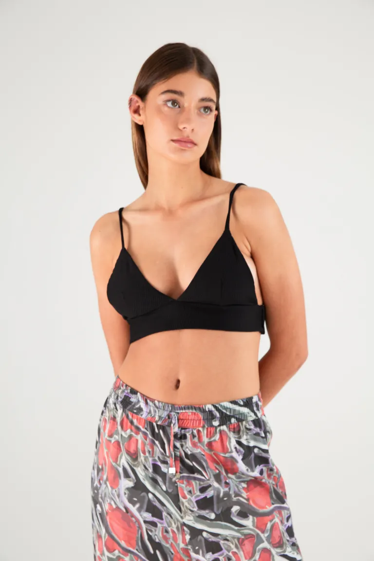 Top corpiño de punto negro con espalda elástica y breteles regulables de Naíma en Tops para argentina