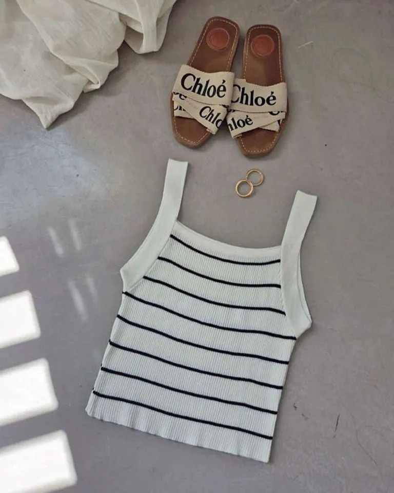 Musculosa de hilo lycra rayada en blanco y negro - Prenda versátil y moderna de Hesed en Remeras para argentina