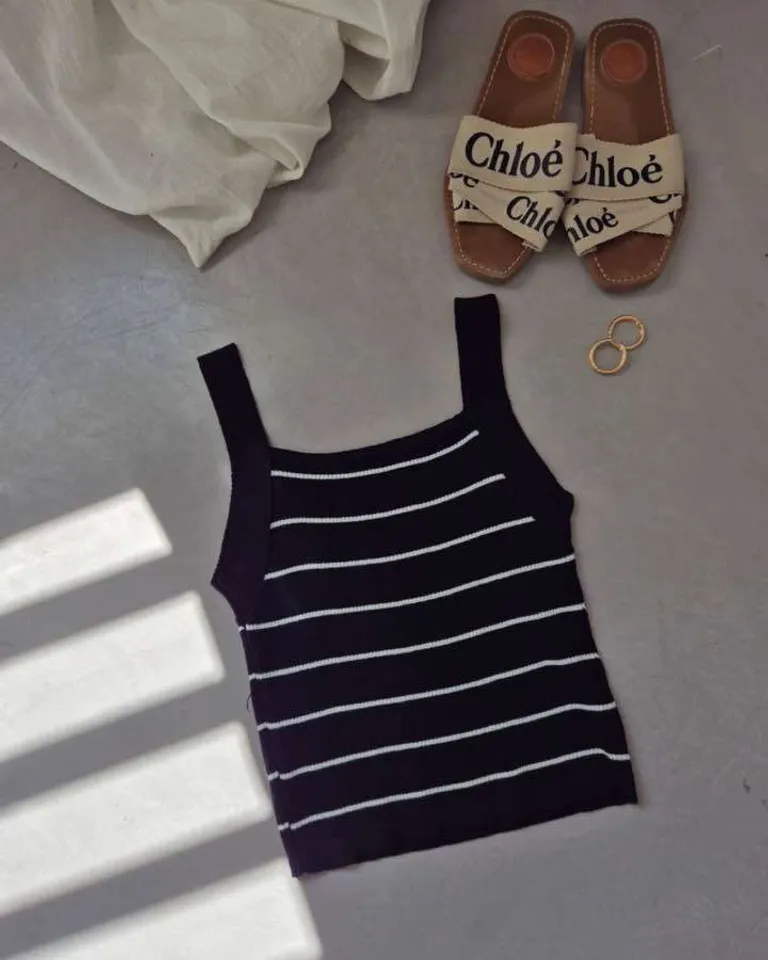 Musculosa de hilo lycra rayada en blanco y negro - Prenda versátil y moderna de Hesed en Remeras para argentina