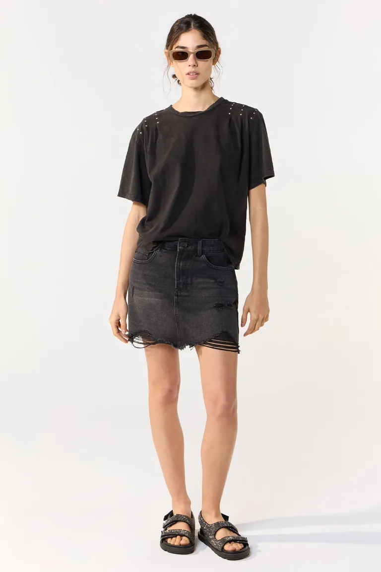 Short de mezclilla negro con lavado desgastado y diseño irregular de Cuesta Blanca en Shorts para argentina