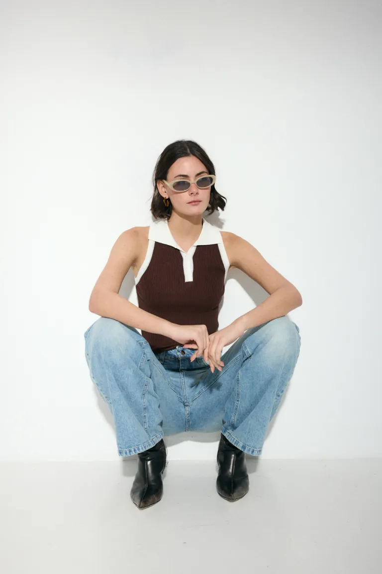 Chomba musculosa tejida en negro, diseño sin mangas y corte ajustado de Audaz en Tops para argentina