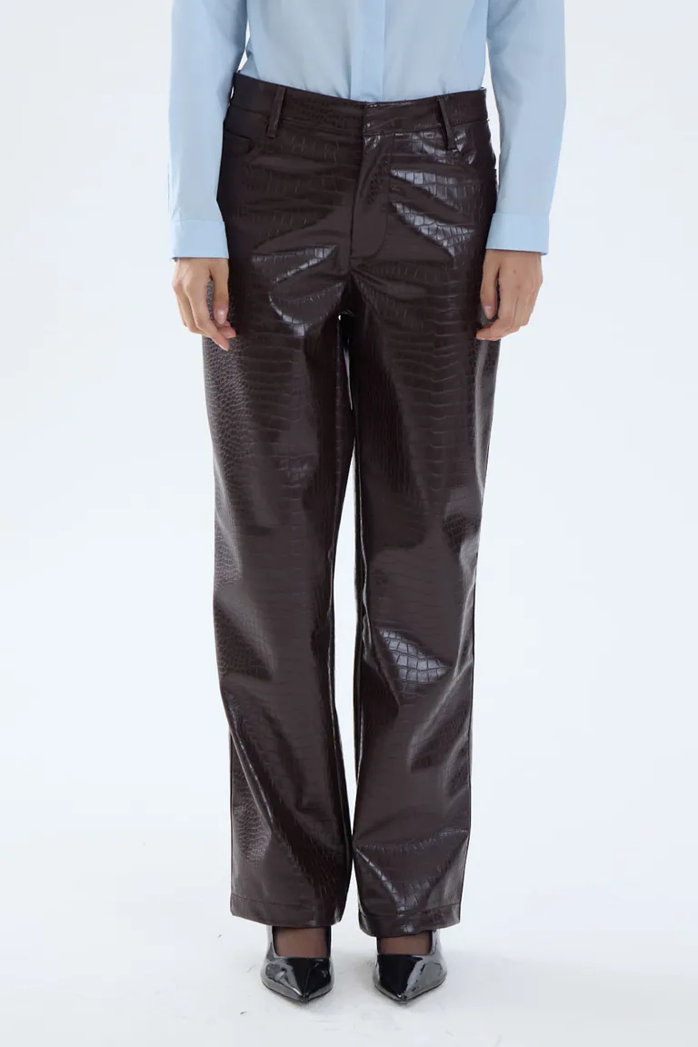 Pantalón recto con textura de reptil y tiro medio de Portsaid en Pantalones para argentina