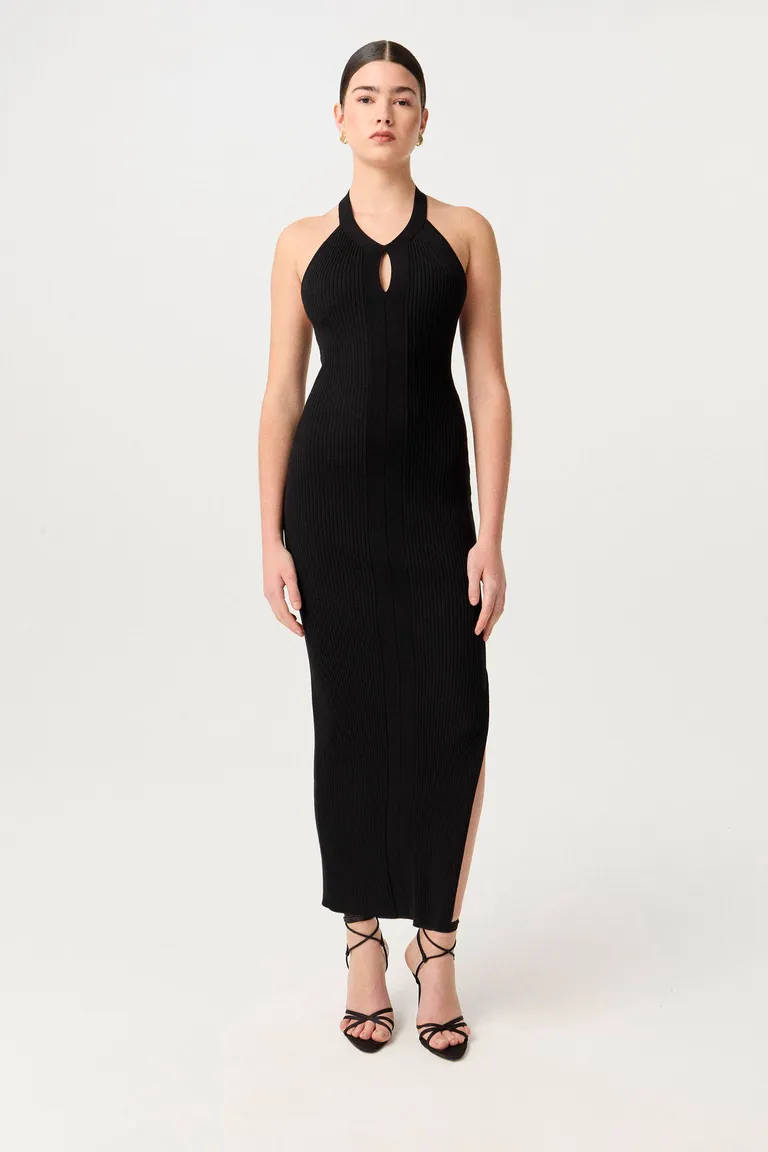 Vestido Maxi Negro con Escote Halter y Detalles Metálicos en la Espalda de Markova en Vestidos para argentina