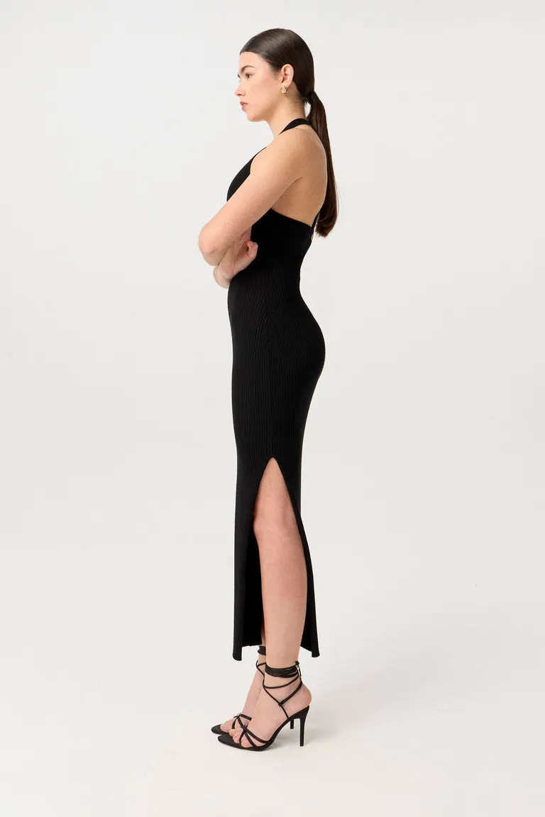 Vestido Maxi Negro con Escote Halter y Detalles Metálicos en la Espalda de Markova en Vestidos para argentina