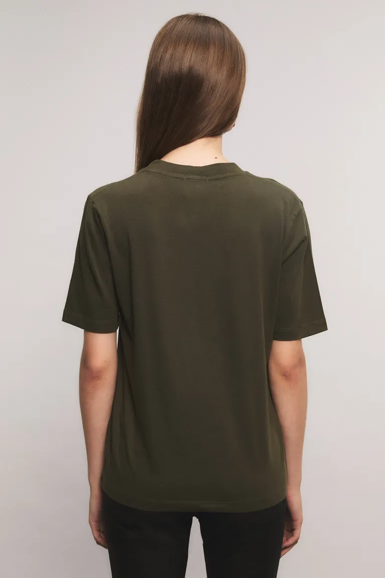 Remera de corte amplio con cuello redondo mangas cortas y estampa frontal con detalles brillantes de Kosiuko en Remeras para argentina