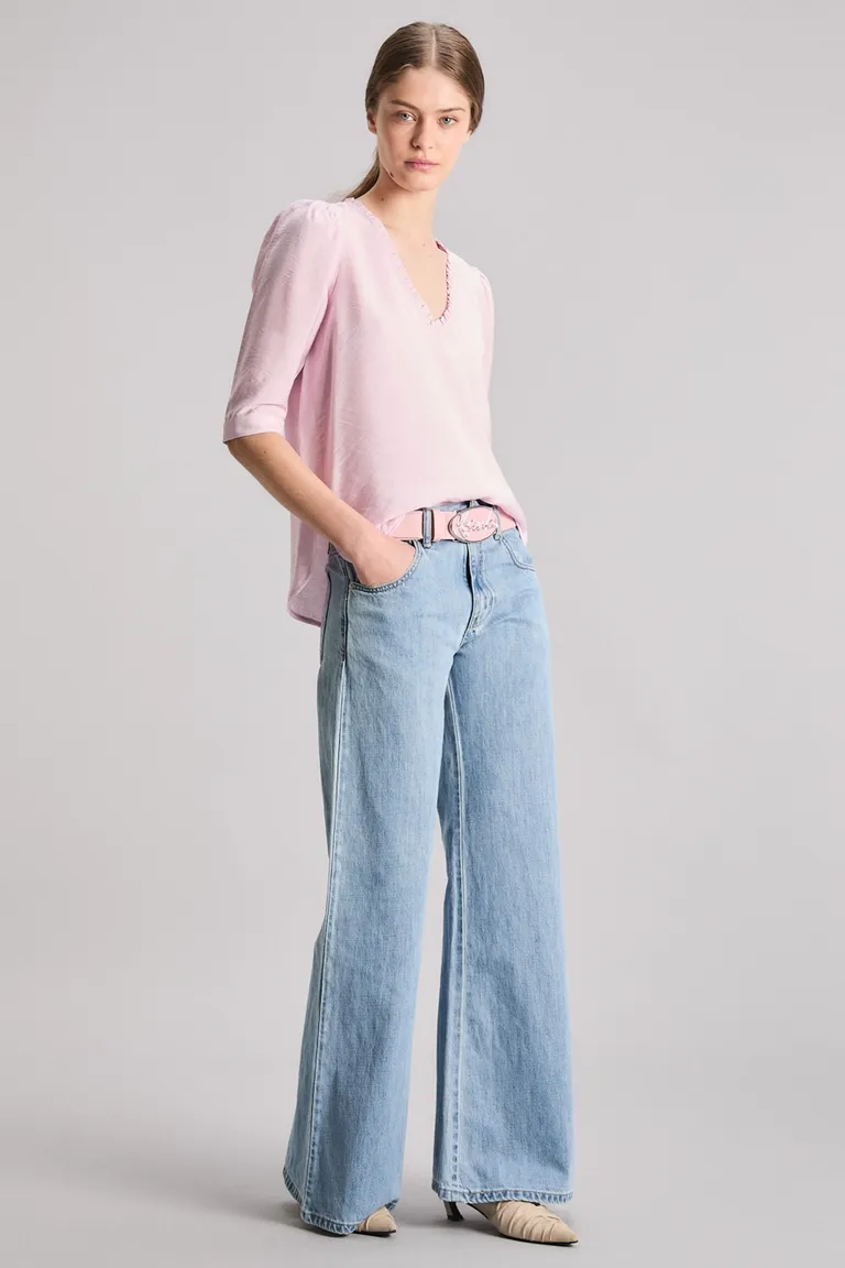 Blusa de manga corta con detalles de volados en el cuello, perfecta para un look elegante y femenino de Kosiuko en Blusas para argentina