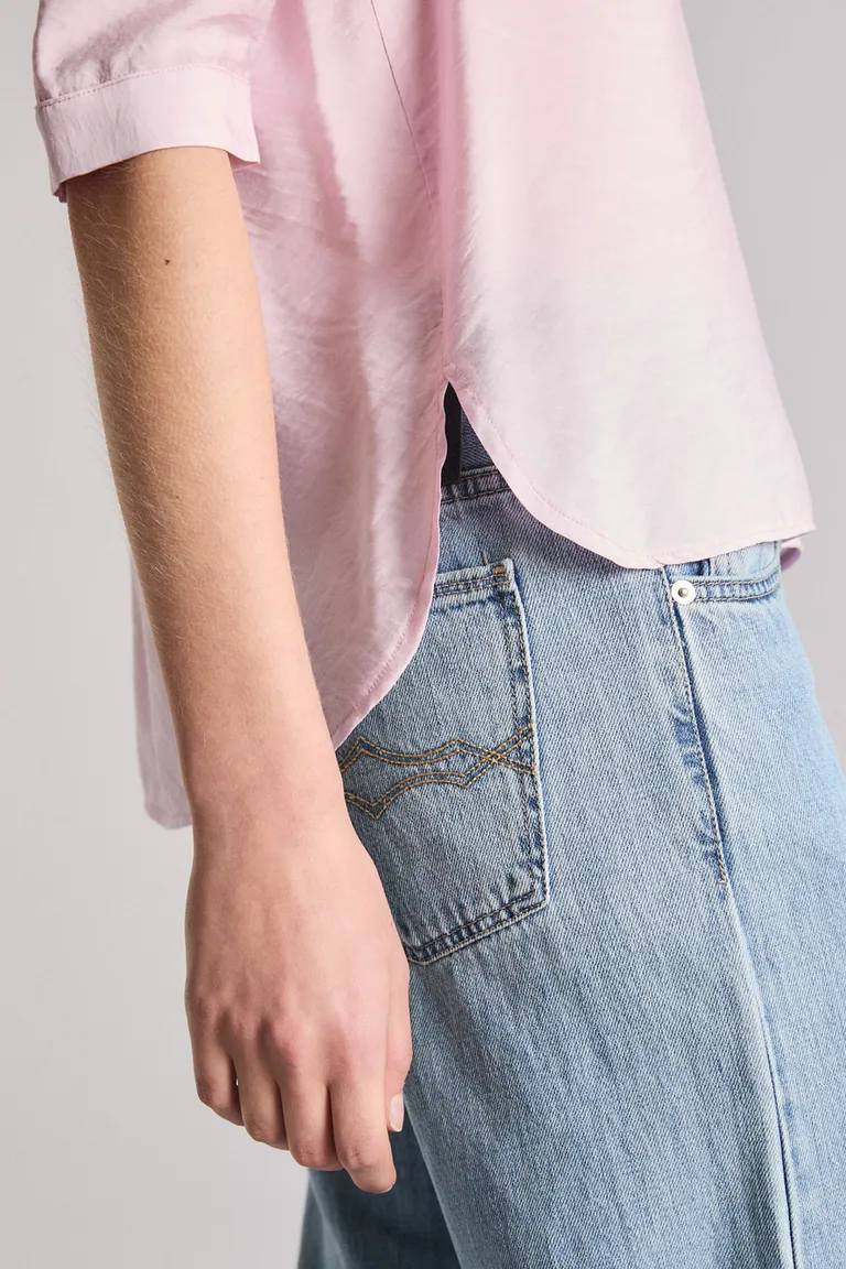 Blusa de manga corta con detalles de volados en el cuello, perfecta para un look elegante y femenino de Kosiuko en Blusas para argentina