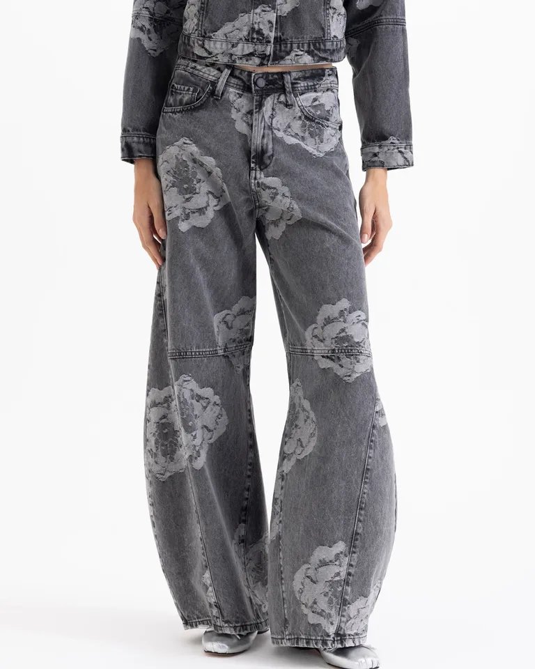 Pantalon de tiro medio con diseño floral y corte de pierna ancha de Jazmin Chebar en Pantalones para argentina