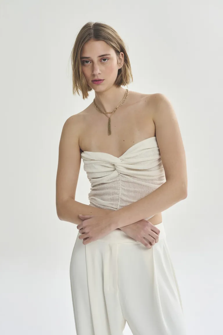 Top sin tirantes de diseño minimalista en tonos beige de Akiabara en Tops para argentina