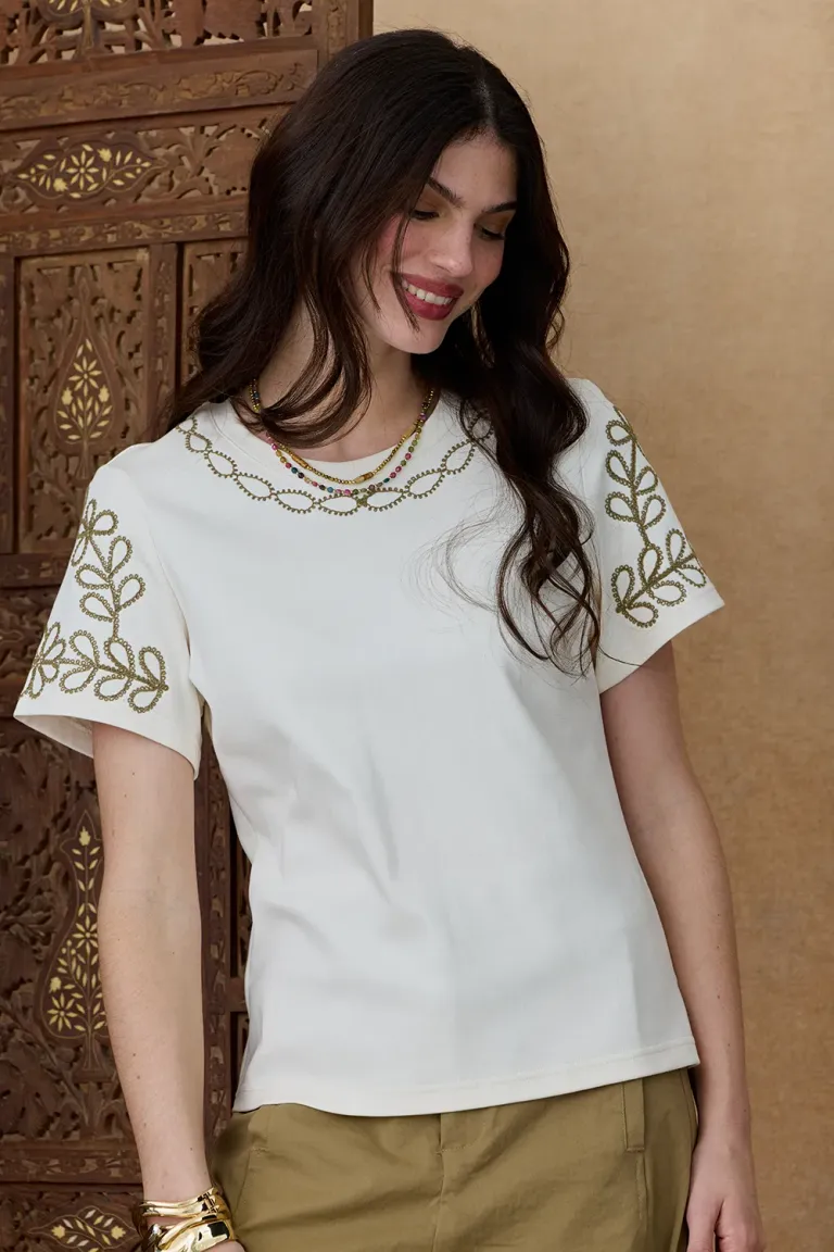 Remera de cuello redondo con bordados artesanales en escote y mangas de Indiastyle en Remeras para argentina