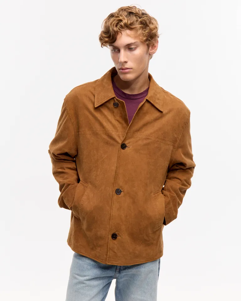 Chaqueta con cuello clásico, botones delanteros, bolsillos ojales y calce recto relajado de Ay Not Dead en Chaquetas para argentina