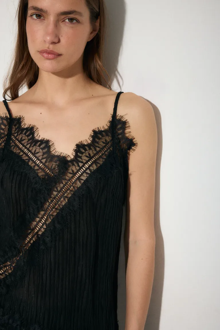 Blusa de raso plisado con puntilla negra - Prenda versátil y elegante de Audaz en Blusas para argentina