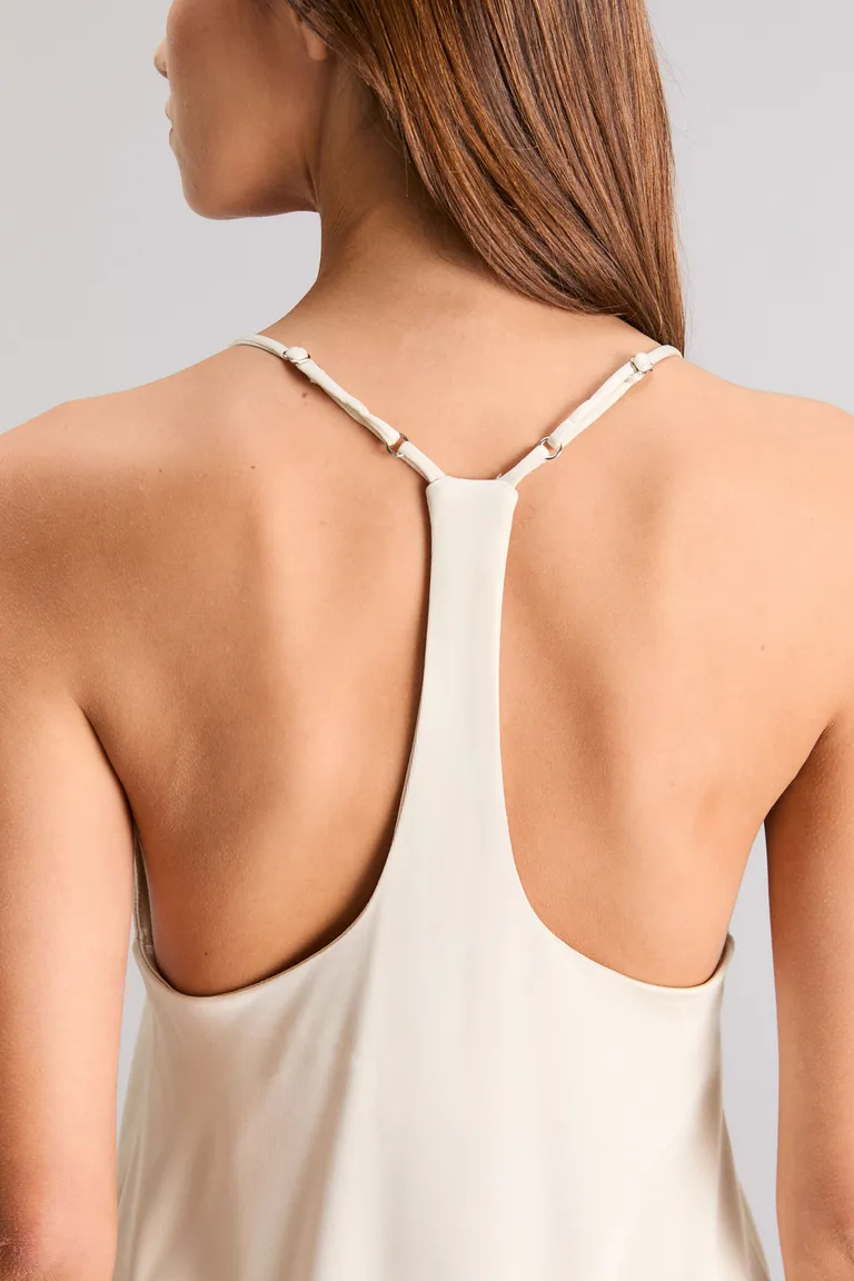 Top elegante de escote profundo en V y espalda deportiva, ideal para diferentes ocasiones de Kosiuko en Tops para argentina