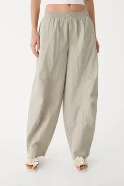 Pantalón globo técnico de Stradivarius en Pantalones para argentina