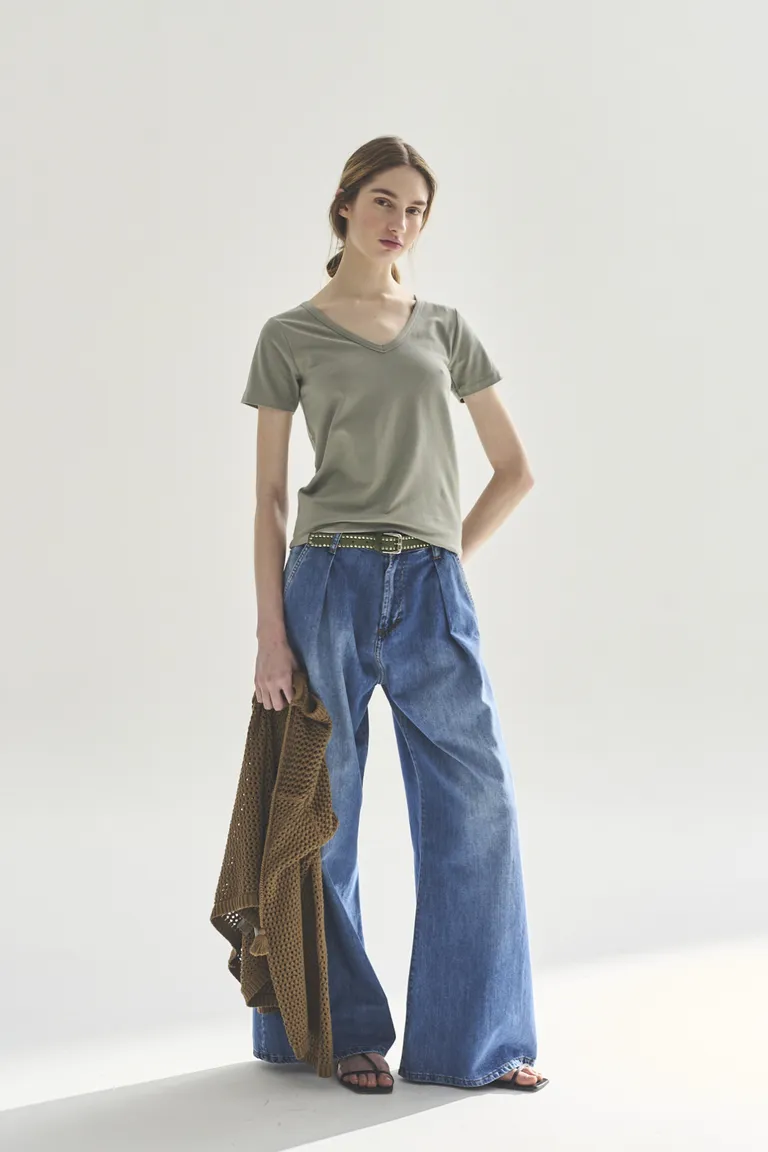 Remera verde de corte sencillo y elegante para mujer de Akiabara en Remeras para argentina