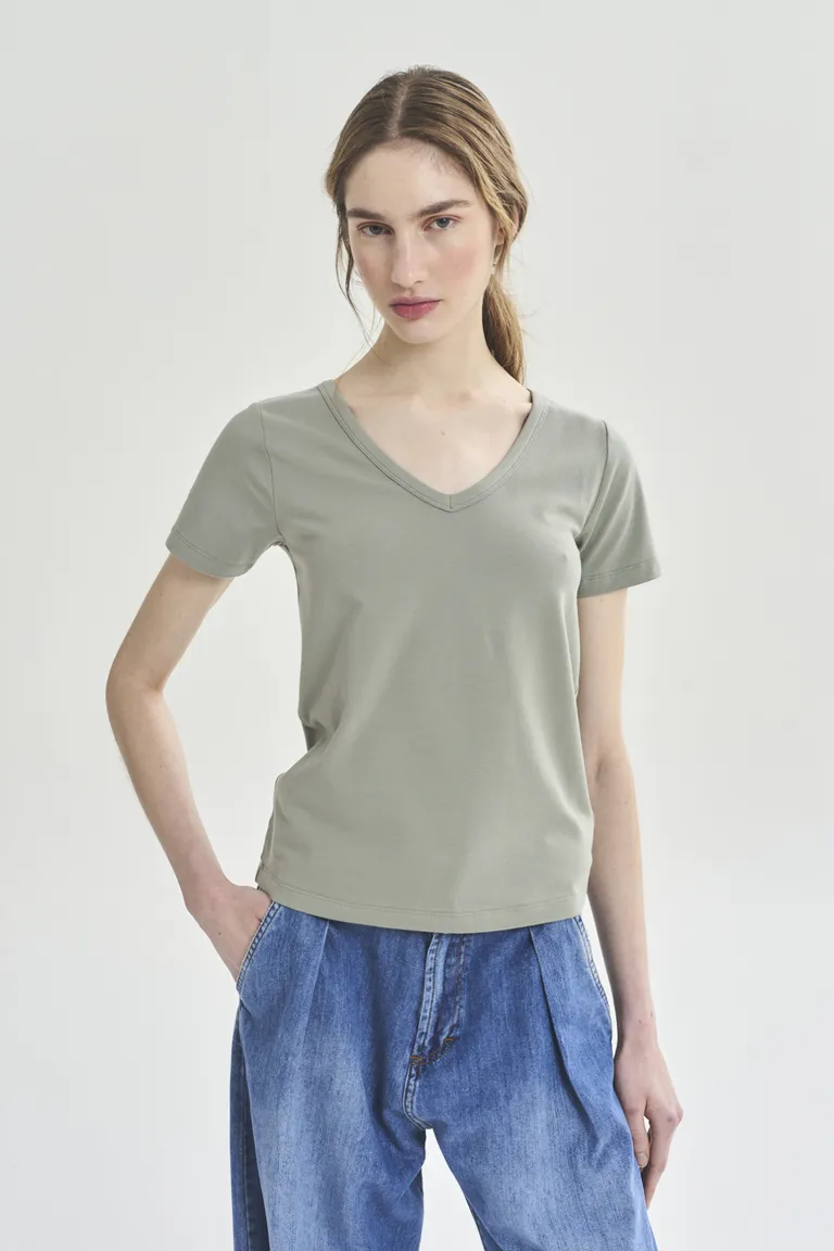 Remera verde de corte sencillo y elegante para mujer de Akiabara en Remeras para argentina