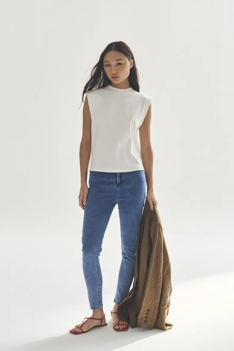 Remera blanca de diseño minimalista para mujer de Akiabara en Remeras para argentina