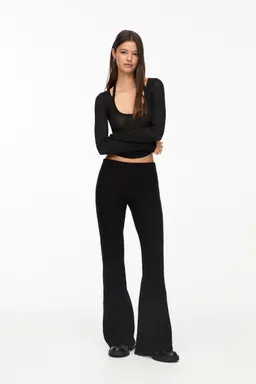 Pantalón flare soft touch de Pull&Bear en Pantalones para argentina