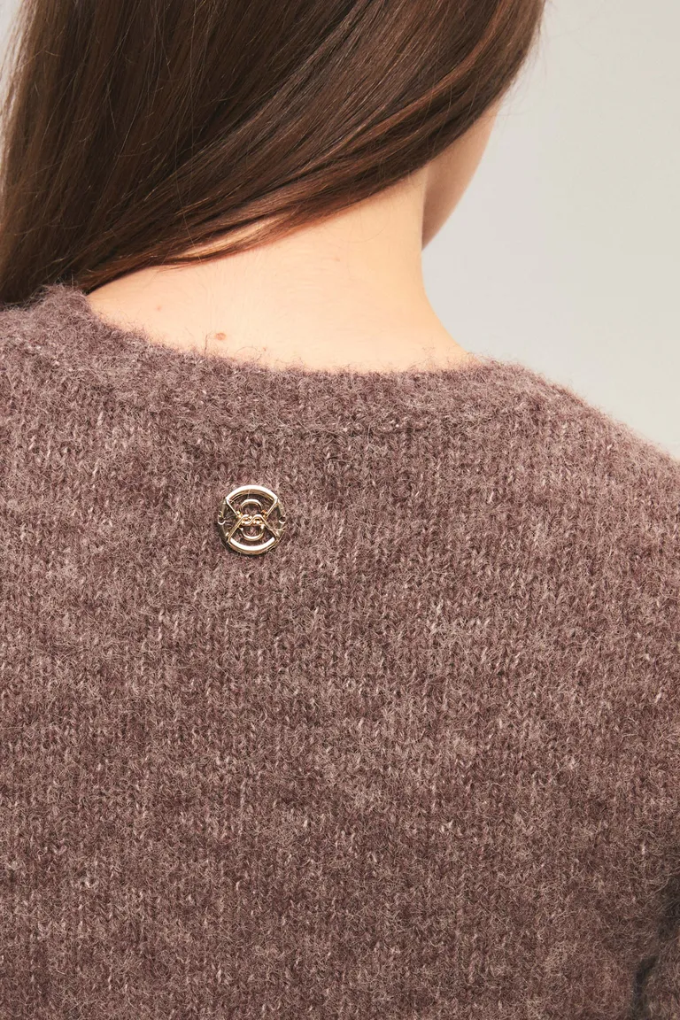 Sweater tejido de calce regular con cuello redondo y terminaciones en rib de Kosiuko en Buzos y Sweaters para argentina