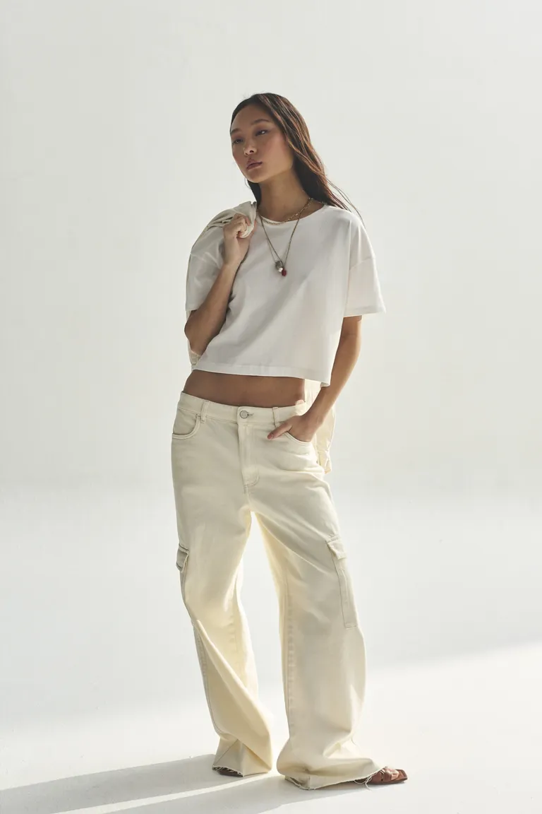Pantalones cargo de mujer en color beige, diseño moderno y versátil de Akiabara en Pantalones para argentina