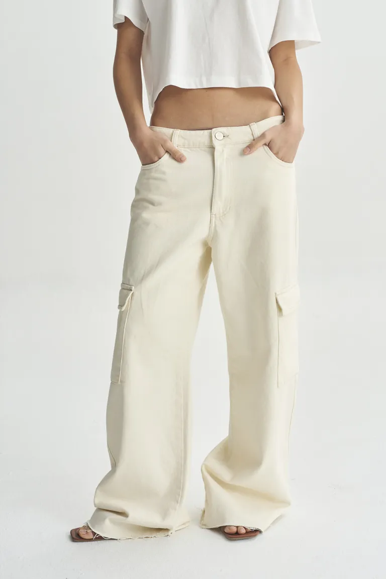 Pantalones cargo de mujer en color beige, diseño moderno y versátil de Akiabara en Pantalones para argentina
