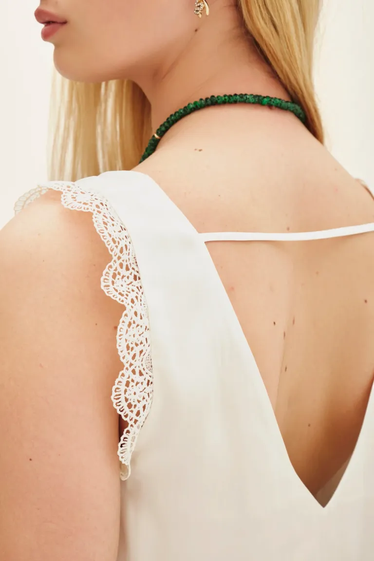 Top sin mangas con escote en V y detalle de puntilla en los breteles de Rapsodia en Tops para argentina