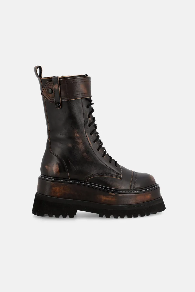 Borcego de plataforma forrada con cordón encerado fino y remaches negros semi mate de Justaosadia en Botas y Botinetas para argentina